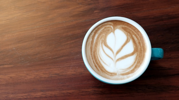 Tasse de café sur fond de table en bois avec espace copie