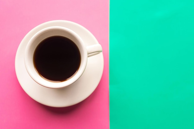 Tasse de café sur fond vert et rose pastel Vue supérieure Concept minimal