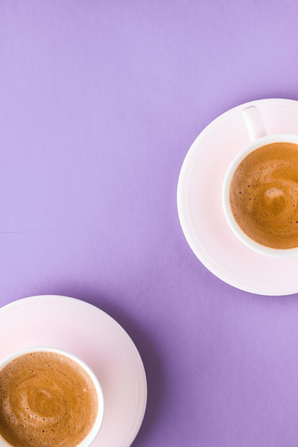 Tasse à café sur fond violet vue de dessus flatlay