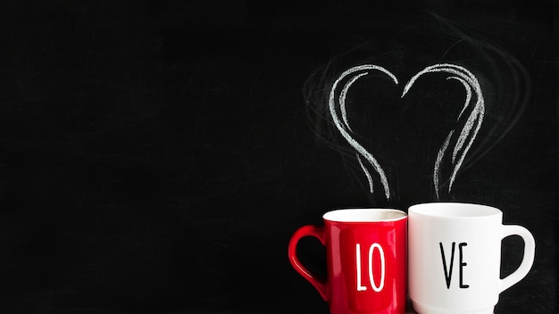 Photo une tasse de café en forme de cœur sur un fond noir