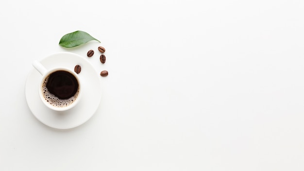 Photo tasse de café fraîche avec espace de congé et de copie