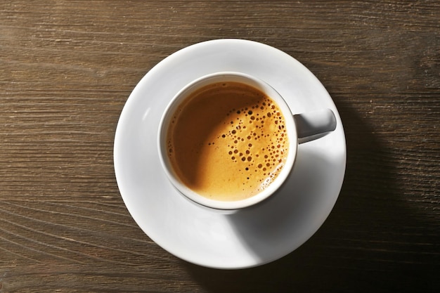 Tasse de café frais sur fond de bois