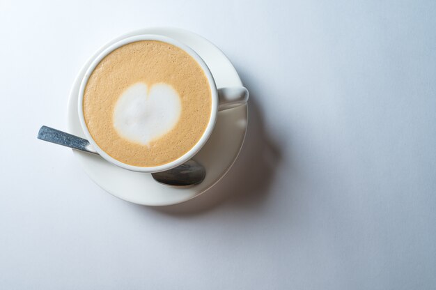 Tasse de café frais en forme de coeur