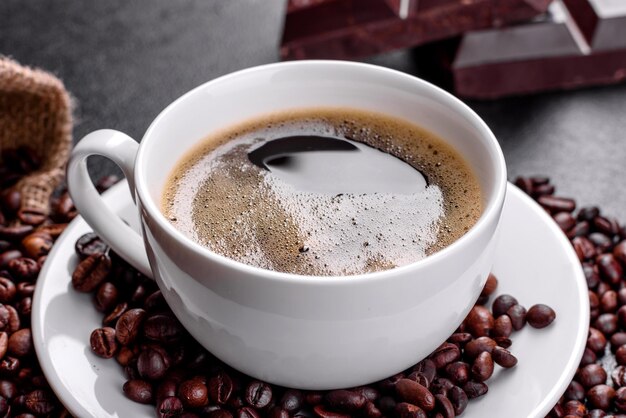 Photo une tasse de café frais et parfumé pour un bon début de journée.