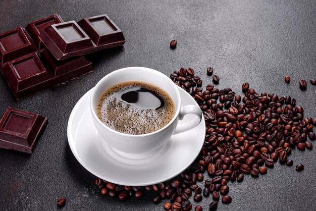 Photo une tasse de café frais et parfumé pour un bon début de journée.