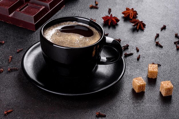 Photo une tasse de café frais et parfumé pour un bon début de journée.