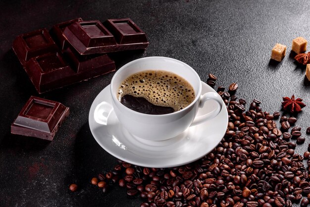 Photo une tasse de café frais et parfumé pour un bon début de journée.