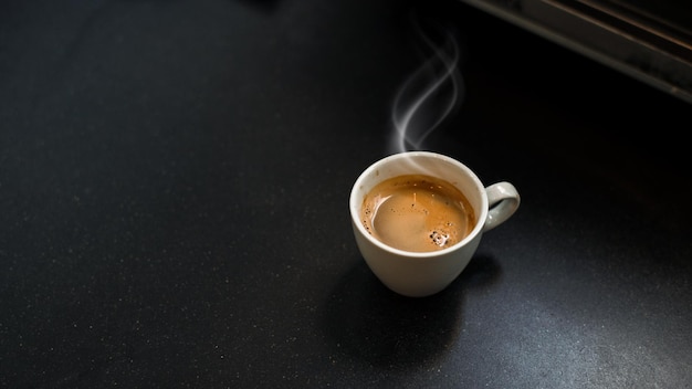 une tasse de café frais sur la table