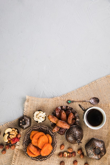 Photo tasse à café avec fruits secs et noix