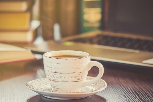 Une tasse de café et une fumée bonjour au bureau au travail. Mise au point sélective.