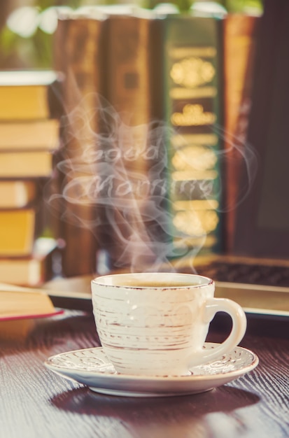 Une tasse de café et une fumée bonjour au bureau au travail. Mise au point sélective.