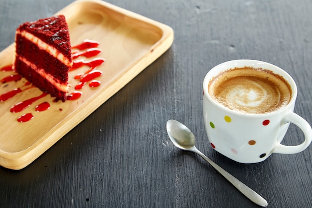 Tasse à café et gâteau de velours rouge