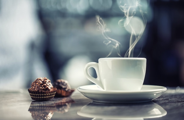 Tasse de café avec des gâteaux au chocolat sur le bureau du bar en boîte de nuit.