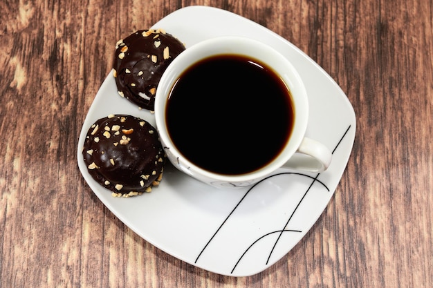 Une tasse de café avec des gâteaux au chocolat