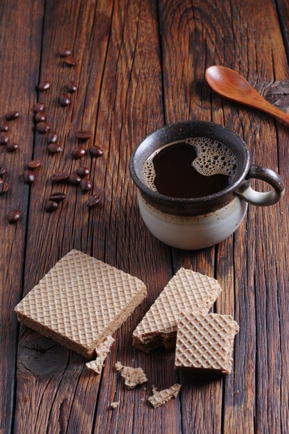 Tasse de café et gaufrettes sur table