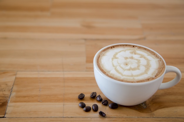 tasse à café et grain de café sur la table