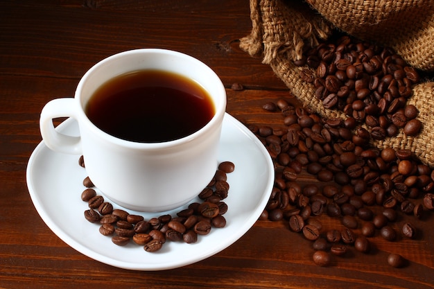 Tasse de café et de grains de café. Belle nature morte