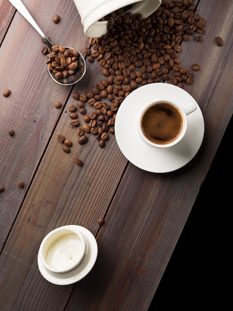 Tasse à café et grains de café sur bois. Vue de dessus.