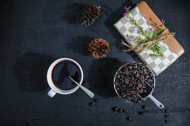 Tasse à café avec grains de café et cahier