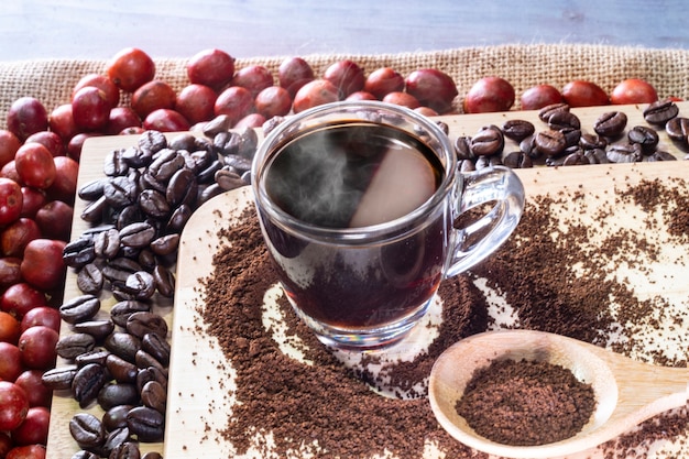 tasse de café et grains de café cerises de café