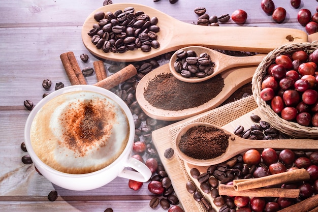 tasse de café et grains de café cerises de café