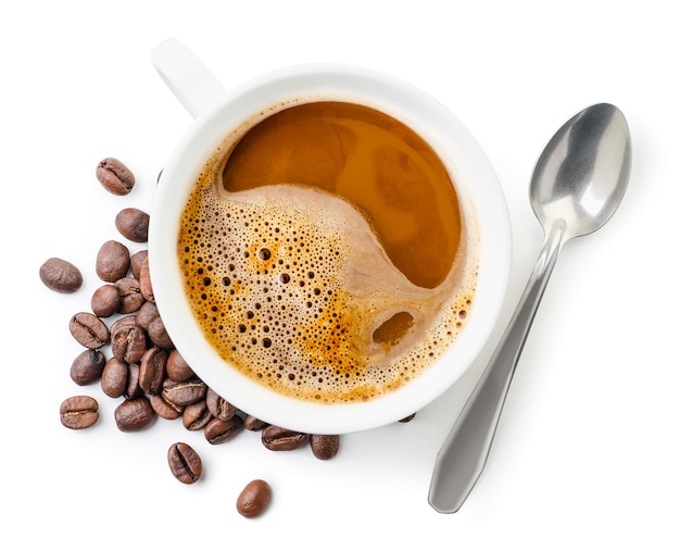 Tasse avec café, grains de café et cuillère se bouchent sur fond blanc, isolé. Vue de dessus