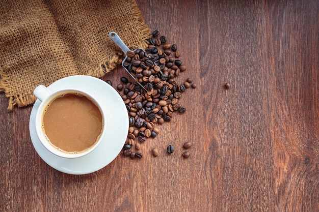 Tasse de café et de grains de café dans un sac