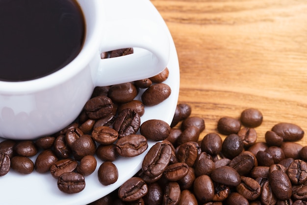 tasse de café et grains de café dispersés