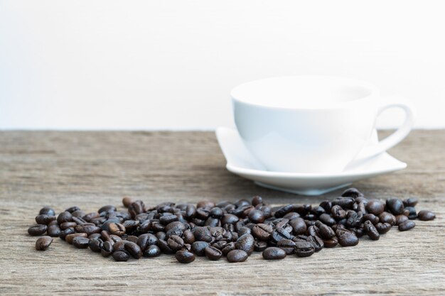 Tasse à café et grains de café sur fond de bois ancien