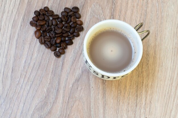 tasse de café et de grains de café en forme de cœur