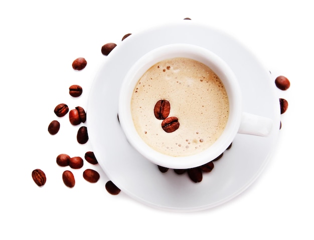 Tasse de café avec des grains de café isolés sur blanc