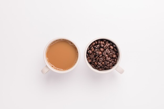 Tasse à café, grains de café, scène de fond blanc