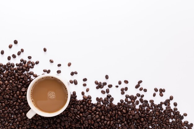 Tasse à café, grains de café, scène de fond blanc