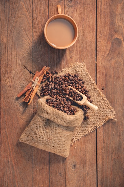 Tasse de café et de grains de café sur la table en bois.