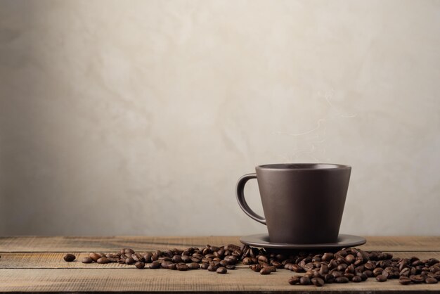 Photo une tasse de café et des grains de café sur la table copiez l'espace de votre texte