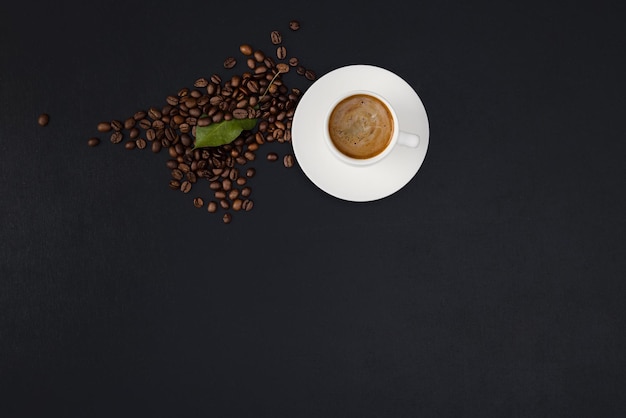 Photo une tasse de café et des grains de café sur la table vue de dessus espace de copie de votre texte