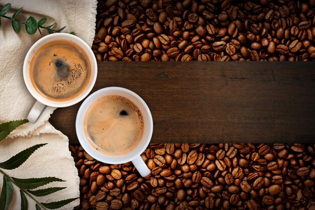 Une tasse de café avec des grains de café sur la table