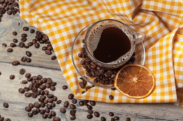 Tasse De Café Et Grains De Café Sur La Table