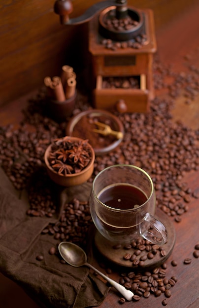 Tasse de café et grains de café sur la table