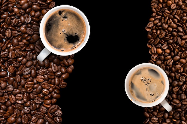 Tasse de café avec des grains de café sur la table