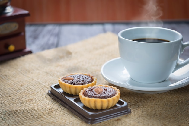 Tasse à café et grains de café avec tartes au brownie