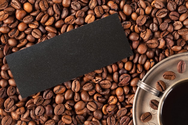 Photo tasse de café avec des grains de café torréfiés frais