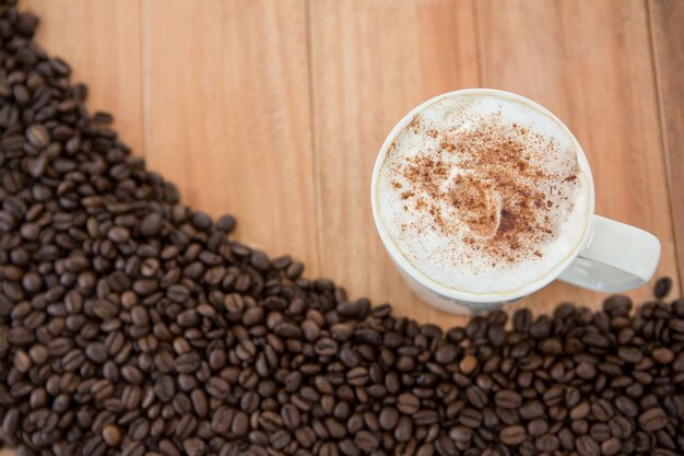 Tasse à café avec grains de café torréfiés