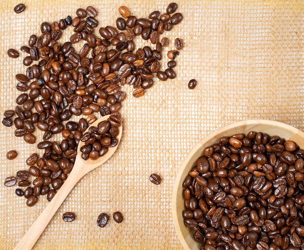 Une tasse de café et de grains de café torréfiés