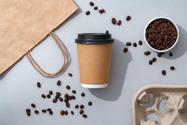 Tasse de café avec des grains de café sur la vue de dessus de fond de papier