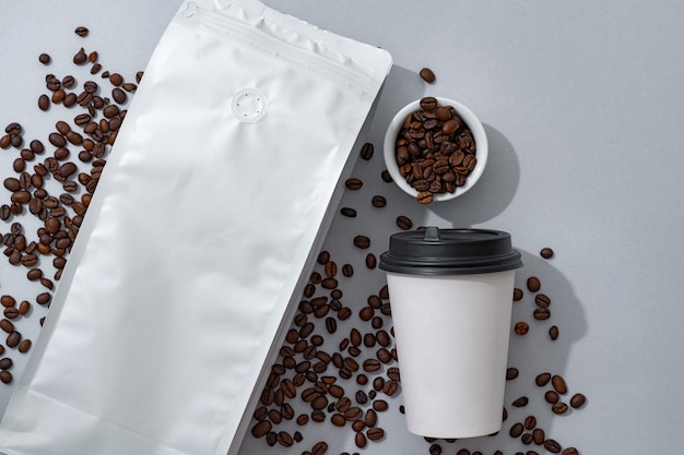 Tasse de café avec des grains de café sur la vue de dessus de fond de papier