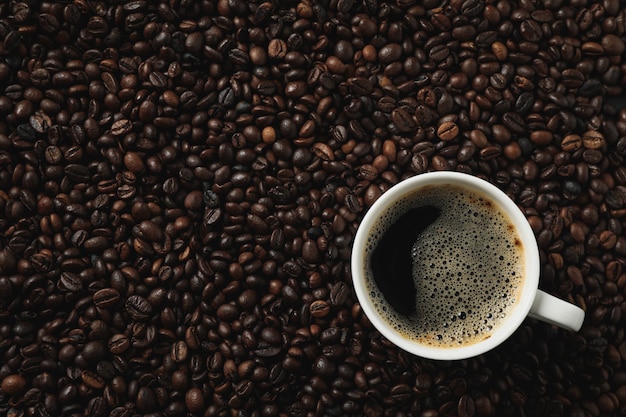 Tasse de café sur les grains de café, vue de dessus