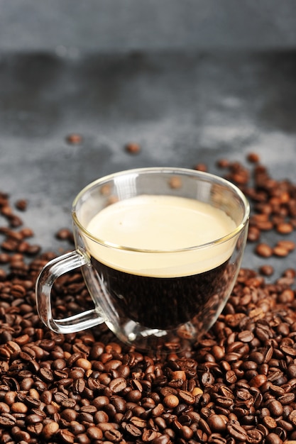 Tasse avec café et grains de café