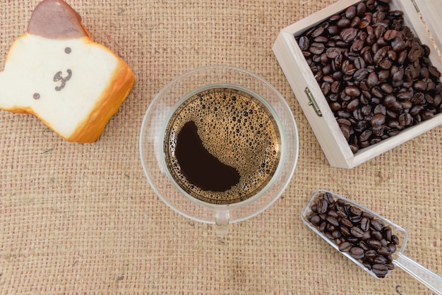 Tasse à café sur les grains de café