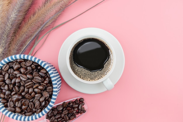 Tasse à café sur les grains de café